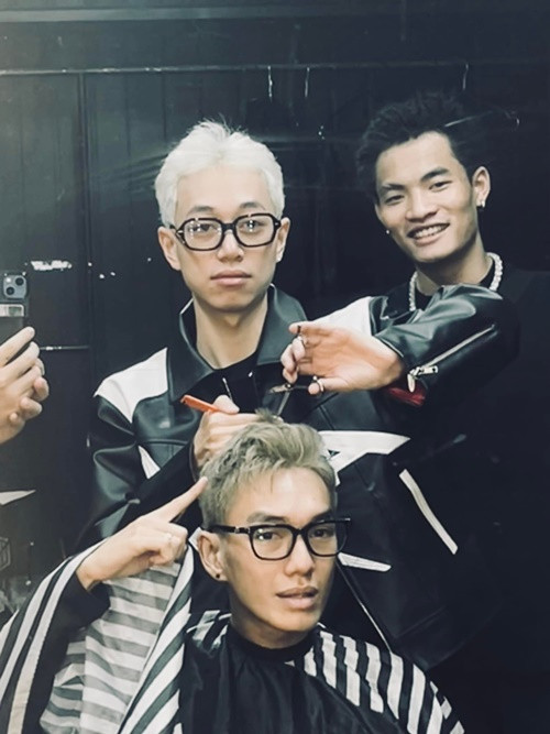 Sau khi vào vòng 2 của Rap Việt 2023, Double2T đóng cửa tiệm tóc để theo đuổi âm nhạc. Ảnh: FBNV.