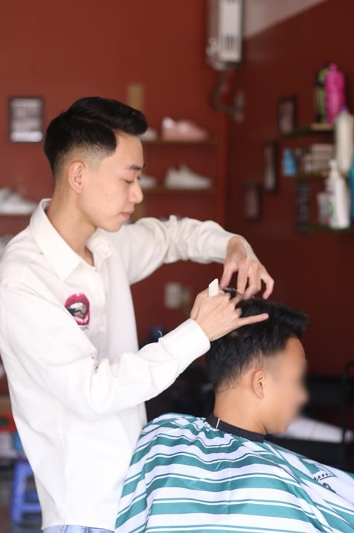 Quán quân Double2T xuất thân là thợ cắt tóc. Ảnh: FBNV.
