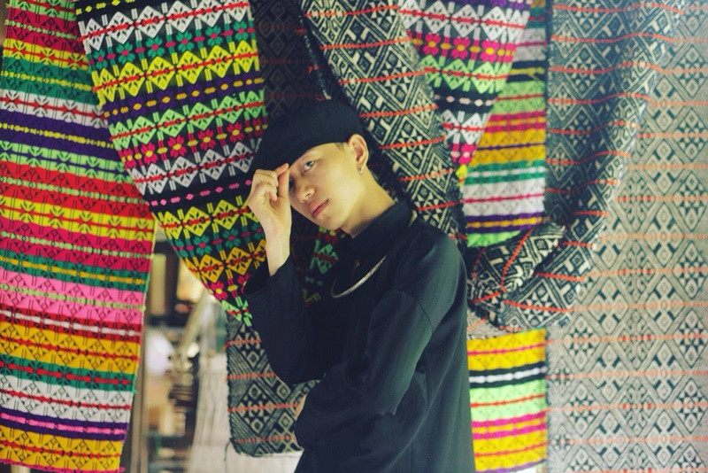 Double2T tên thật Bùi Xuân Trường, sinh năm 1996, đến từ Tuyên Quang. Theo Dân Trí, nghệ danh Double2T có nghĩa là 22T. Trong đó, 22 là ký hiệu biển số xe của Tuyên Quang, T là chữ cái đầu của "Tuyên Quang" và tên "Trường". Ảnh: FBNV.