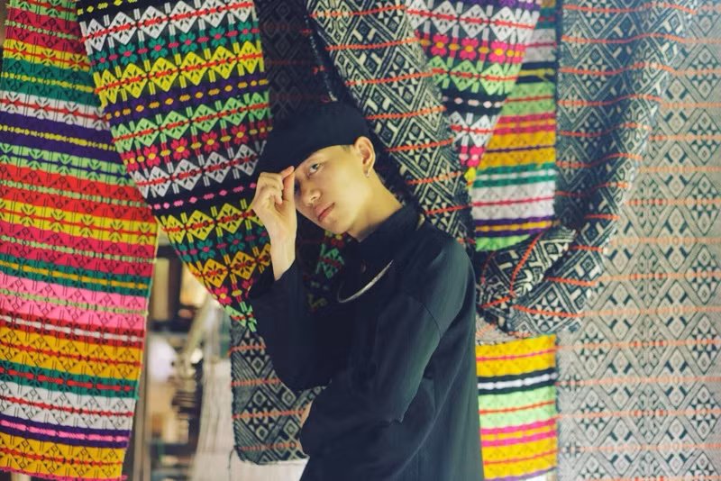 Double2T tên thật Bùi Xuân Trường, sinh năm 1996, đến từ Tuyên Quang. Theo Dân Trí, nghệ danh Double2T có nghĩa là 22T. Trong đó, 22 là ký hiệu biển số xe của Tuyên Quang, T là chữ cái đầu của "Tuyên Quang" và tên "Trường". Ảnh: FBNV.