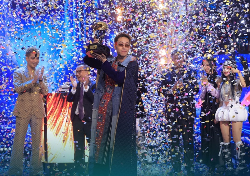 Tối ngày 9/9, Double2T đánh bại 24k.Right, Huỳnh Công Hiếu, Liu Grace, Mikelodic, Pháp Kiều, Tez, SMO và RHYDER để đăng quang ngôi vị quán quân Rap Việt 2023. Vị trí thứ 2 và 3 lần lượt thuộc về 24k.Right và Liu Grace. Ảnh: VOV.