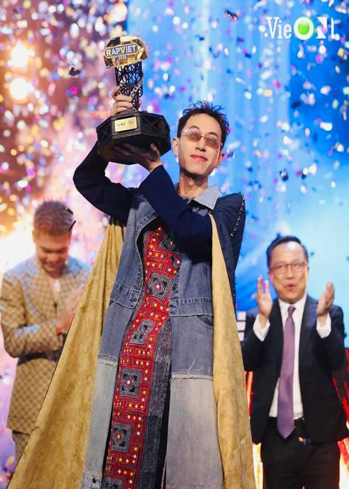 Tân quán quân Rap Việt Double2T chia sẻ cảm xúc sau khi giành chiến thắng: “Sau giấc mơ này, con không muốn tỉnh. Hôm nay mình không có người thân đi cùng, bố mẹ mình làm nông và không quen đi máy bay nên không đến xem được. Con chỉ muốn nói là cảm ơn bố mẹ đã luôn ủng hộ con để con có thể chạm vào giấc mơ ngày hôm nay. Cảm ơn mẹ đã luôn hỏi thăm con có đói không, có cần tiền ăn không. Từ nay mẹ sẽ không cần phải lo cho con nhiều nữa rồi ạ. Hi vọng sau Rap Việt, mình có thể cống hiến nhiều hơn cho xã hội, giúp đỡ bản làng và mang điện lên vùng cao”. Ảnh: FBNV.