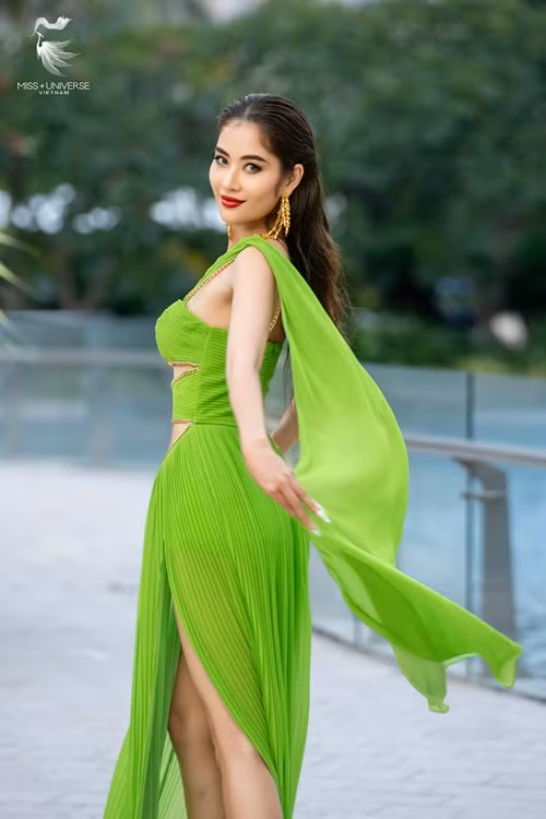 Lệ Nam từng lọt top 16 Hoa hậu Hoàn vũ Việt Nam 2022. Cô hiện cao 1m75, có số đo ba vòng 86-60-94 cm. Trước chung kết Miss Universe Vietnam 2023, chị gái Nam Em thuộc nhóm thí sinh mạnh.