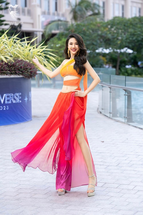 Bùi Quỳnh Hoa cũng có khả năng làm nên chuyện trong chung kết Miss Universe Vietnam 2023. Cô cao 1m75, có số đo ba vòng 85-63-94 cm. Quỳnh Hoa từng lọt top 10 Hoa hậu Hoàn vũ Việt Nam 2022, giành vương miện Supermodel International 2022 - Siêu mẫu Quốc tế 2022.