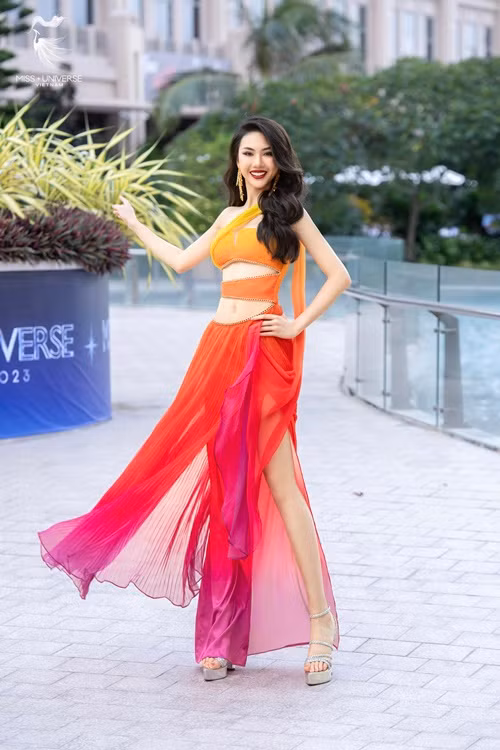 Bùi Quỳnh Hoa cũng có khả năng làm nên chuyện trong chung kết Miss Universe Vietnam 2023. Cô cao 1m75, có số đo ba vòng 85-63-94 cm. Quỳnh Hoa từng lọt top 10 Hoa hậu Hoàn vũ Việt Nam 2022, giành vương miện Supermodel International 2022 - Siêu mẫu Quốc tế 2022.