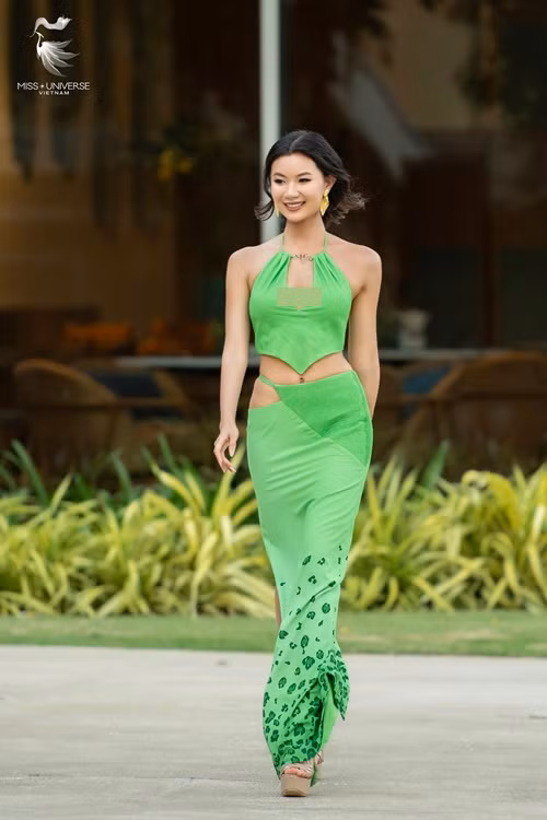 Trịnh Thị Hồng Đăng lọt Top 5 Người đẹp biển ở Miss Universe Vietnam 2023. Cô cao 1m72, có số đo ba vòng 86-60-91 cm. Hồng Đăng sinh ra và lớn lên ở Moscow (Nga), tốt nghiệp Trường Đại học bang Pennsylvania (Mỹ) chuyên ngành phân tích rủi ro tài chính và bất động sản. Cô là ẩn số khó đoán ở Miss Universe Vietnam 2023.