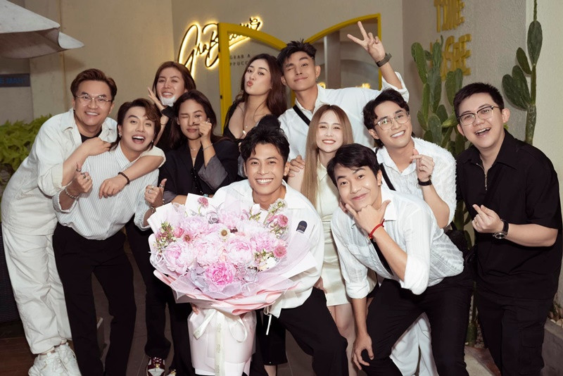 Đại Nghĩa, Jun Phạm, Huỳnh Lập, Minh Tú, Khánh Vân chứng kiến Gin Tuấn Kiệt cầu hôn Puka. Ảnh: FB Huỳnh Lập.