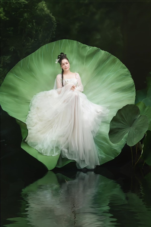 Nhật Kim Anh khoe nhan sắc xinh đẹp, cuốn hút bên thỏ trắng.