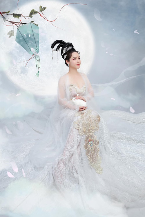 Hồi tháng 7 vừa qua, Nhật Kim Anh vướng tin đồn chuẩn bị kết hôn lần 2 sau khi đăng tải hình ảnh nhẫn cưới đồng thời viết: "Ngày mai chính thức trở thành ngày của đôi ta! Cảm ơn anh và cả nhà đã dành điều bất ngờ đặc biệt này cho Kim Huê (tên thật Nhật Kim Anh)". Tuy nhiên, chia sẻ này của cô thực tế chỉ để giới thiệu cho MV Cưới nhau là đúng bài.