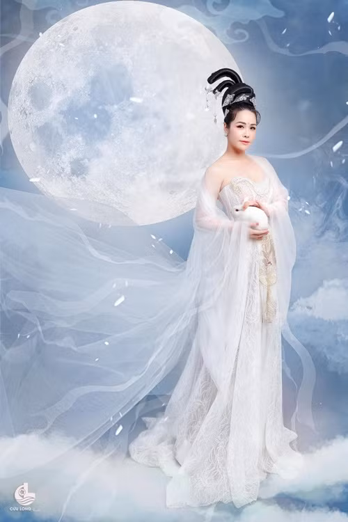 Một ngày trước Trung thu, cô về quê nhà ở Bà Rịa - Vũng Tàu để phát quà cho trẻ em nghèo.