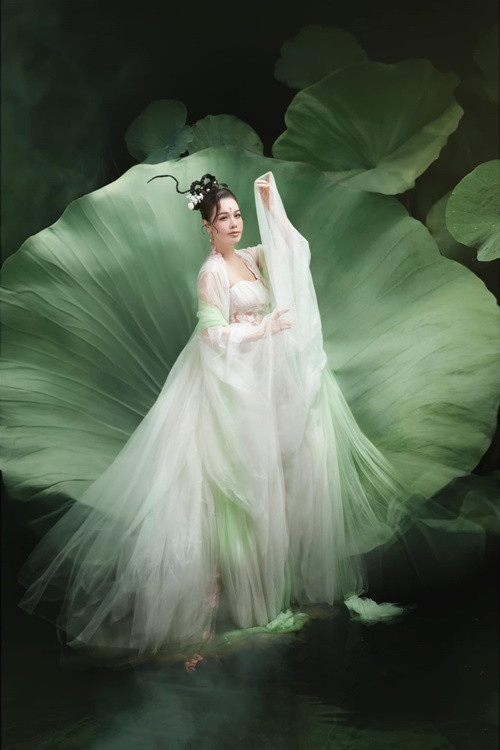 Mỗi mùa Trung thu, mỹ nhân Việt đua nhau hóa thân thành Hằng Nga.