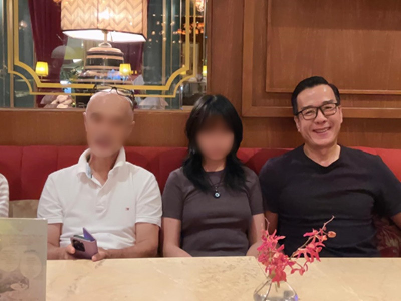 "Vua cá Koi" vừa khoe ảnh đi ăn cùng người thân. Nam doanh nhân còn viết đầy ẩn ý: "Cái nết dễ làm lành không bỏ được". Ảnh: FBNV.