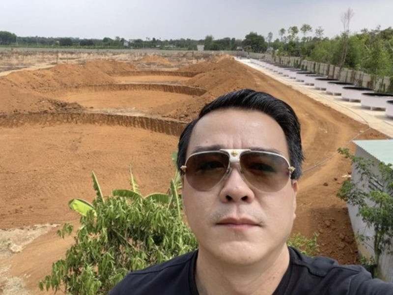 Doanh nhân Thắng Ngô chia sẻ trên báo chí, vợ mình chỉ stress mà thôi. Sau ồn ào, "vua cá Koi" gây chú ý khi rao bán đất. Ảnh: FBNV.