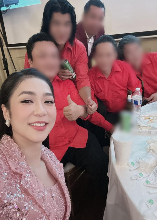 Hình ảnh Hà Thanh Xuân tươi rói khi đi diễn. Ảnh: FBNV.