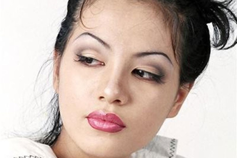 Ngọc Thúy từng chọn ngành sư phạm sau khi tốt nghiệp phổ thông. Tuy nhiên, vì hoàn cảnh gia đình, cô buộc phải từ bỏ việc học và chọn công việc người mẫu để mưu sinh. Ngọc Thúy ban đầu làm người mẫu quảng cáo sản phẩm. Năm 1997, cô bắt đầu lên sàn diễn thời trang. Ảnh: Zing.