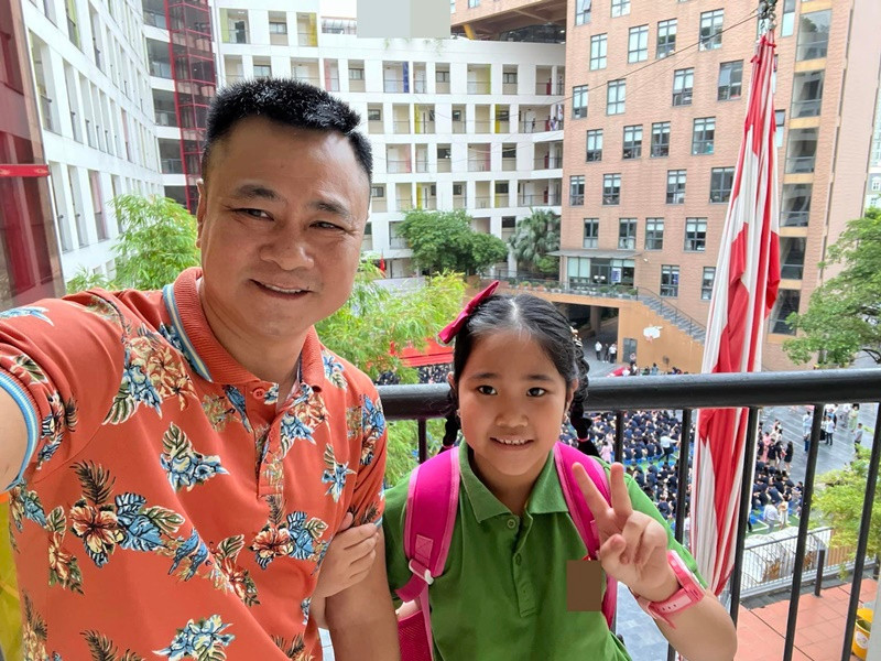 Tự Long là một trong những sao Việt đưa con đi khai giảng. Nam nghệ sĩ còn làm thơ nhân dịp này: “Em đến trường khai giảng/Mẹ nấu cháo thịt băm/Em ngồi ăn phăm phăm/Miệng luôn hối thúc bố/Nhớ cầm hoa cho con/Nhanh lên kẻo lại muộn/Sao mà yêu đến thế/Bố ước sáng hôm nào/Cũng là ngày khai giảng”.