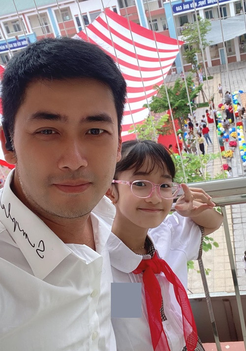 Diễn viên Bảo Anh cũng đưa hai con gái đi khai giảng.