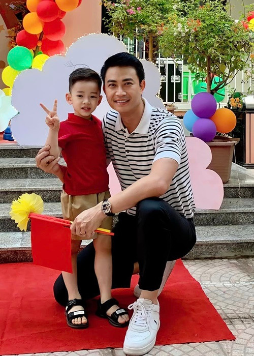 Con trai của diễn viên Tiến Lộc háo hức trong ngày đầu năm học mới.