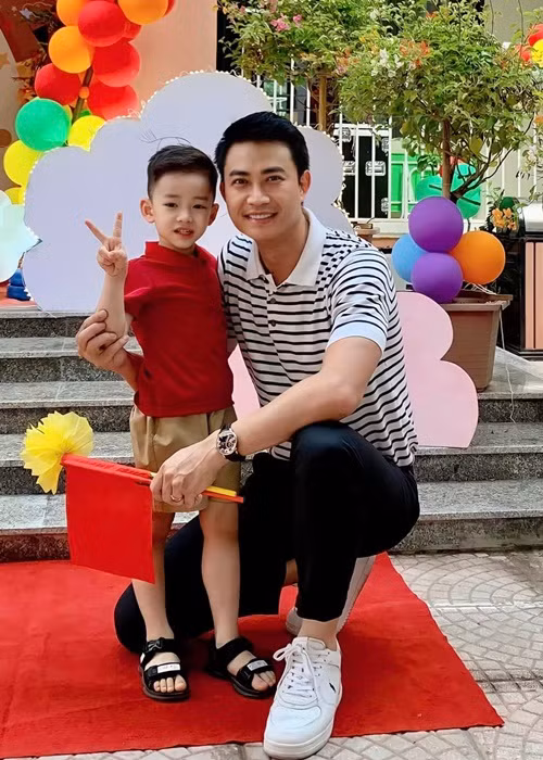Con trai của diễn viên Tiến Lộc háo hức trong ngày đầu năm học mới.