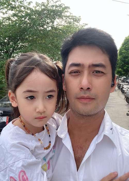 “Bố không thích áo trắng sơ vin kiểu này và cả tủ quần áo của bố cũng chỉ có duy nhất chiếc sơ mi này màu trắng. Nể các con lắm đấy! Thôi thì bước vào năm học mới, bố chúc các con vui vẻ, mạnh khỏe, yêu đời, được học nhẹ nhàng, được chơi nhiều hơn. Thương quá đi”, Bảo Anh chia sẻ.