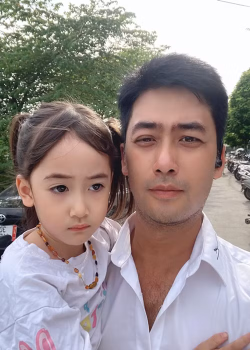 “Bố không thích áo trắng sơ vin kiểu này và cả tủ quần áo của bố cũng chỉ có duy nhất chiếc sơ mi này màu trắng. Nể các con lắm đấy! Thôi thì bước vào năm học mới, bố chúc các con vui vẻ, mạnh khỏe, yêu đời, được học nhẹ nhàng, được chơi nhiều hơn. Thương quá đi”, Bảo Anh chia sẻ.