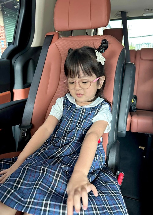 Trương Mỹ Nhân khoe hình ảnh ngày đầu tiên đi học của con gái Bona. "Đi học ra dáng chị lắm không khóc nhè và ăn giỏi luôn. Trường mới mà không có chút bỡ ngỡ", Trương Mỹ Nhân tiết lộ.