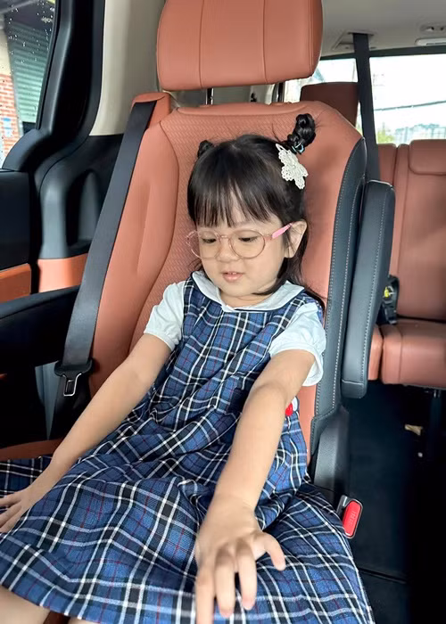 Trương Mỹ Nhân khoe hình ảnh ngày đầu tiên đi học của con gái Bona. "Đi học ra dáng chị lắm không khóc nhè và ăn giỏi luôn. Trường mới mà không có chút bỡ ngỡ", Trương Mỹ Nhân tiết lộ.