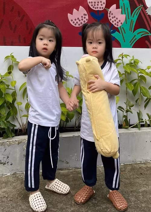 Cặp song sinh nhà Vân Trang đi học mẫu giáo còn cô con gái đầu lòng của Vân Trang học lớp 2.