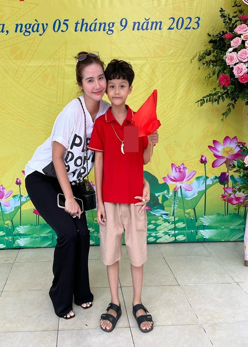 Con trai của diễn viên Huyền Lizzie được mẹ đưa đi khai giảng năm học mới.