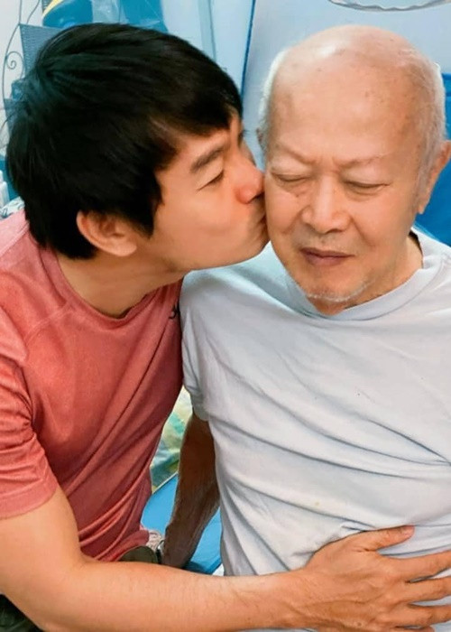 Quốc Thái đăng ảnh tình cảm bên ba. "Còn gì hơn khi được thoải mái bày tỏ tình cảm của mình với ba má. Mỗi lần ngồi gần ba má là muốn ôm hôn hai cục cưng của Thái rồi. Cảm giác đi làm về ngang qua giường ba, nhìn ba nằm cô đơn một mình, vội vàng vệ sinh tay, chui vào mùng nắm lấy tay ba thủ thỉ một chút cho ba vui. Hay là khi đi ngang má, chọt lét cho má giật mình, rồi hai má con cùng cười", nam diễn viên tâm sự.