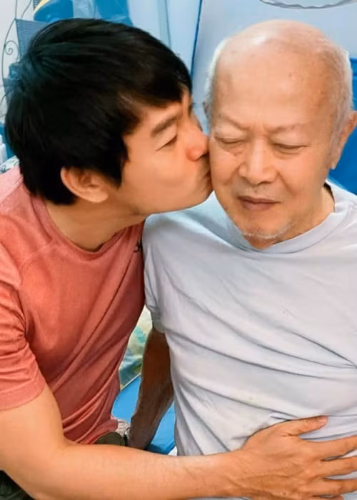 Quốc Thái đăng ảnh tình cảm bên ba. "Còn gì hơn khi được thoải mái bày tỏ tình cảm của mình với ba má. Mỗi lần ngồi gần ba má là muốn ôm hôn hai cục cưng của Thái rồi. Cảm giác đi làm về ngang qua giường ba, nhìn ba nằm cô đơn một mình, vội vàng vệ sinh tay, chui vào mùng nắm lấy tay ba thủ thỉ một chút cho ba vui. Hay là khi đi ngang má, chọt lét cho má giật mình, rồi hai má con cùng cười", nam diễn viên tâm sự.