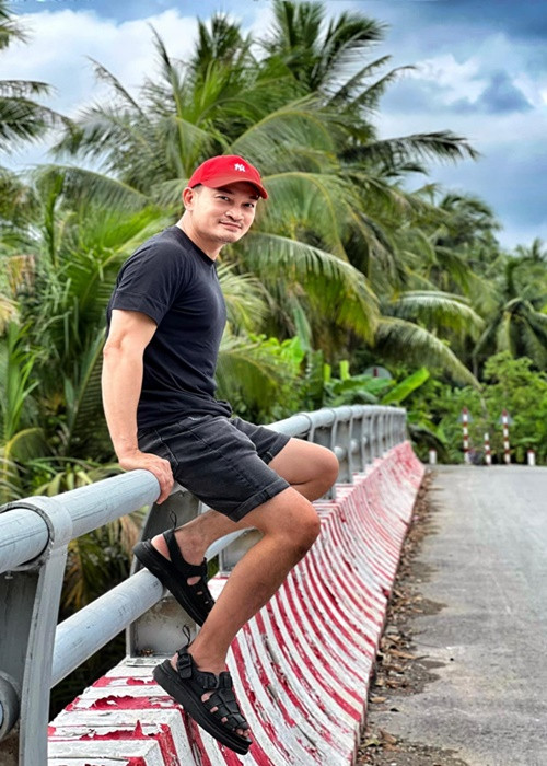 Cuộc sống của nam diễn viên phim Lửa ấm đầy bình yên.