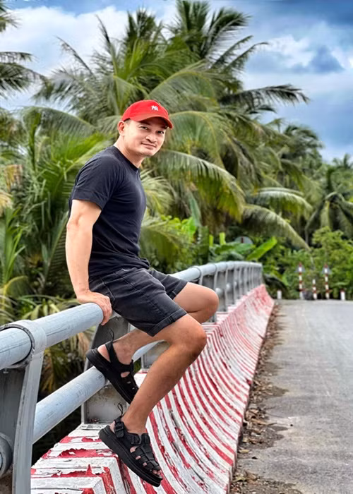 Cuộc sống của nam diễn viên phim Lửa ấm đầy bình yên.