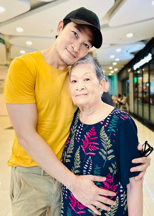 Ở Việt Nam, Quốc Thái vừa đóng phim vừa chăm sóc ba má. Trong cuộc phỏng vấn với Dân Trí, nam diễn viên cho biết, anh đã đón ba má từ nước ngoài về Việt Nam vào năm 2016.