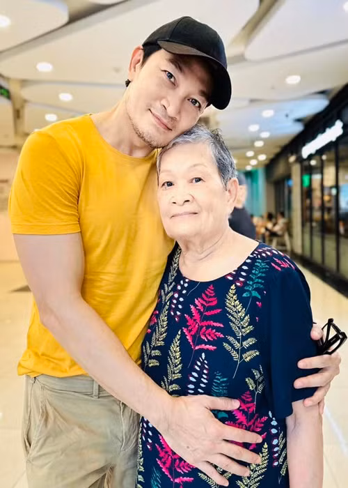 Ở Việt Nam, Quốc Thái vừa đóng phim vừa chăm sóc ba má. Trong cuộc phỏng vấn với Dân Trí, nam diễn viên cho biết, anh đã đón ba má từ nước ngoài về Việt Nam vào năm 2016.