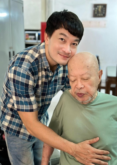 "Tôi có đông anh em nhưng các anh chị ở nước ngoài hết, chỉ có tôi và một người chị ở lại Việt Nam. Chị của tôi cũng có gia đình riêng, thường qua thăm và đi chợ giúp tôi. Còn chăm sóc ba má thì vẫn là tôi phụ trách chính", nam diễn viên chia sẻ thêm.