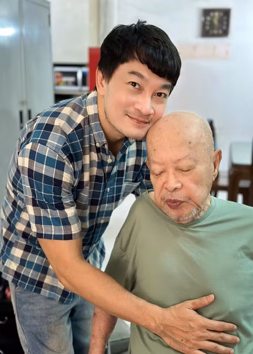 "Tôi có đông anh em nhưng các anh chị ở nước ngoài hết, chỉ có tôi và một người chị ở lại Việt Nam. Chị của tôi cũng có gia đình riêng, thường qua thăm và đi chợ giúp tôi. Còn chăm sóc ba má thì vẫn là tôi phụ trách chính", nam diễn viên chia sẻ thêm.