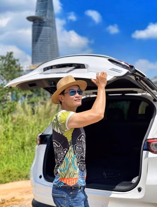 Quốc Thái sống giản dị. Nam diễn viên không có nhu cầu phải mua quần áo sang trọng. Để tiết kiệm, anh thường săn hàng giảm giá khi qua Mỹ.