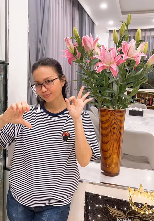 Dù giàu có, Cẩm Ly vẫn sống giản dị. Nữ ca sĩ mặc đồ đơn giản, làm đủ mọi việc trong nhà.