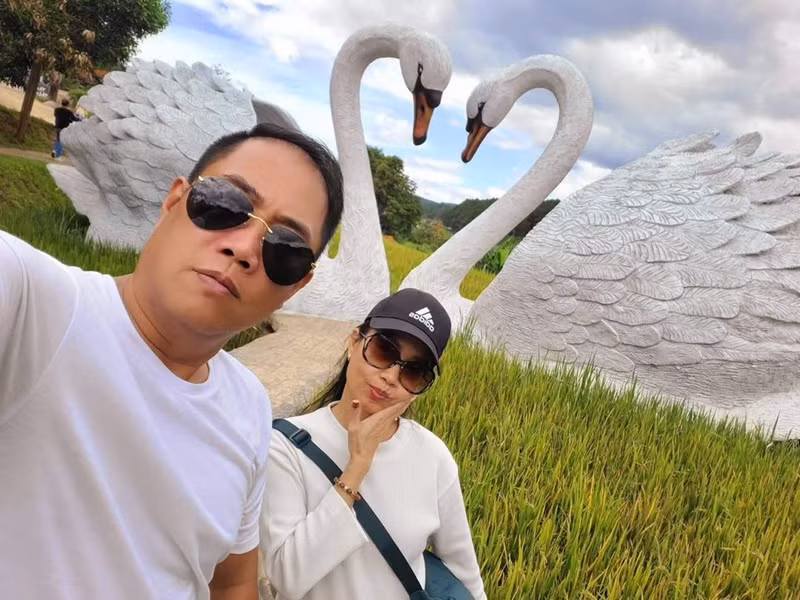 Vợ chồng Cẩm Ly trong một lần đi du lịch.