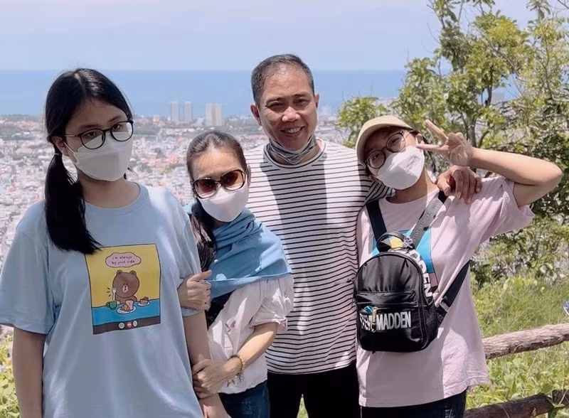 Hai con gái Cẩm Ly tên Cẩm Uyên và Cẩm Anh. Nữ ca sĩ luôn cảm thấy các con còn nhỏ nên muốn bao bọc cả hai dù Cẩm Uyên và Cẩm Anh đã bước vào tuổi teen.