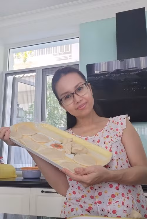 Cẩm Ly chia sẻ, cô luôn thích mặc quần jeans, áo thun đi chợ mua đồ về nấu ăn cho gia đình, tối tối vẫn thích cùng ông xã đi ăn quán cóc hay cùng bạn bè ăn ốc bụi.