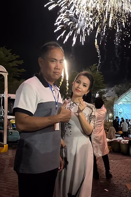 Cẩm Ly có cuộc sống hạnh phúc bên nhạc sĩ Minh Vy. Nhiều năm qua, nhạc sĩ Minh Vy vẫn giữ thói quen đưa bà xã đi show.