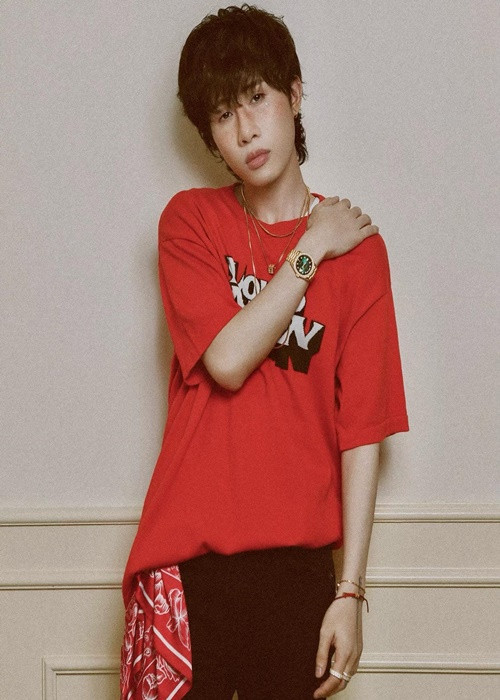 Jack bắt đầu nổi tiếng vào năm 2019 khi hợp tác cùng K-ICM trở thành cặp bài trùng với loạt hit trăm triệu view như: Hồng nhan, Bạc phận, Sóng gió, Em gì ơi. Có được ánh hào quang chưa lâu, Jack vướng ồn ào. Ảnh: FBNV.