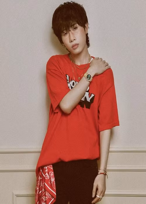 Jack bắt đầu nổi tiếng vào năm 2019 khi hợp tác cùng K-ICM trở thành cặp bài trùng với loạt hit trăm triệu view như: Hồng nhan, Bạc phận, Sóng gió, Em gì ơi. Có được ánh hào quang chưa lâu, Jack vướng ồn ào. Ảnh: FBNV.