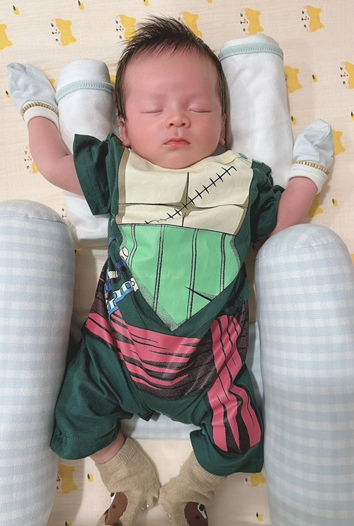 Nhóc tì nhà Phương Trinh Jolie sở hữu nước da trắng hồng.