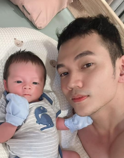 Nam diễn viên phụ giúp Phương Trinh Jolie chăm sóc con trai nhỏ.