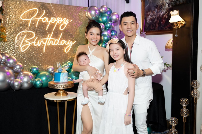 Phương Trinh Jolie có cuộc sống hạnh phúc bên chồng và các con ở tuổi 35.