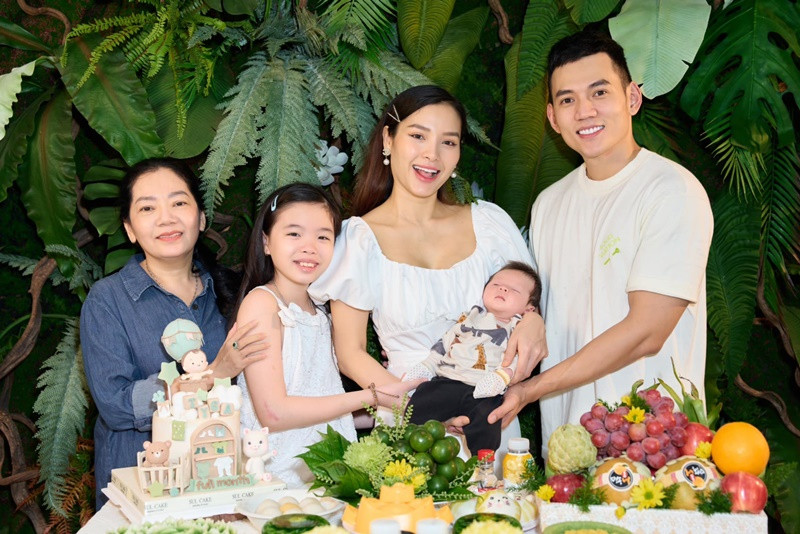 Mẹ chồng hỗ trợ vợ chồng Phương Trinh Jolie chăm cháu vào ban ngày.