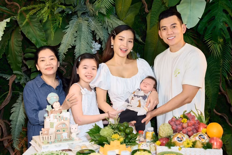 Mẹ chồng hỗ trợ vợ chồng Phương Trinh Jolie chăm cháu vào ban ngày.